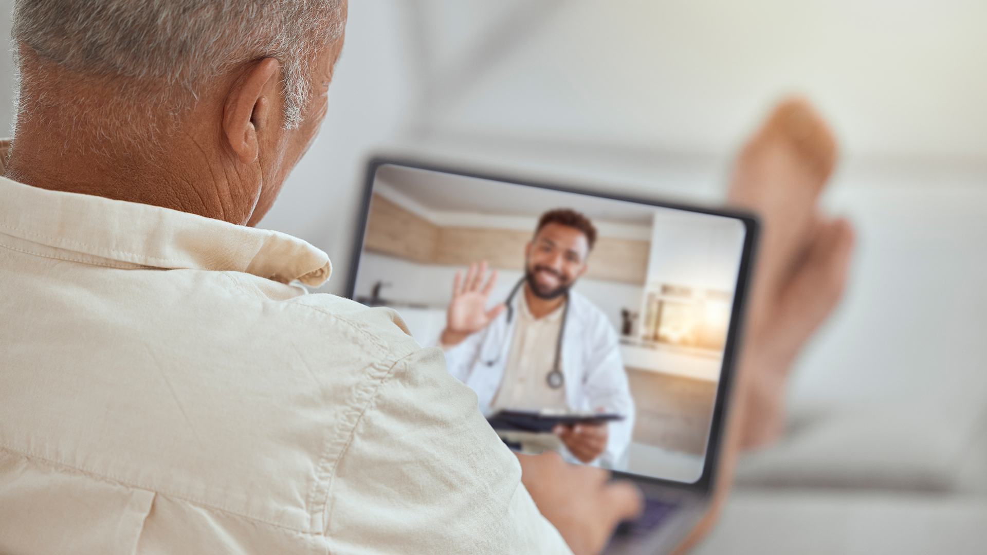 A telemedicina beneficia a população que vive em regiões afastadas dos grandes centros, pacientes crônicos e com mobilidade reduzida, permitindo o acesso aos serviços de saúde e a continuidade de tratamentos (Foto: Freepik)